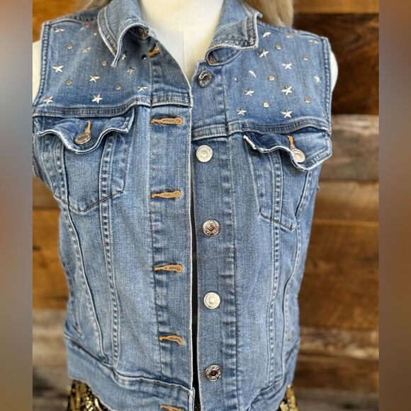 💥 Levi’s Star Studded Denim Trucker Vest 💥
✨All-American Classic sz Medium EUC - Picture 1 of 11